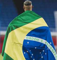 Jogador Richarlison publicou no Instagram uma foto enrolado na bandeira do Brasil pedindo consciência para votação no domingo Foto: Reprodução / Instagram