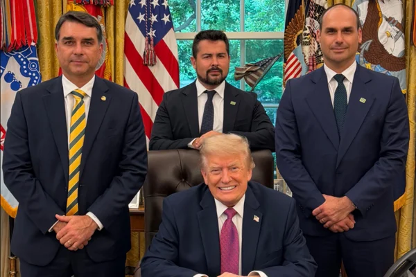 Governo Trump confirma emissão de vistos para Flávio Bolsonaro e família