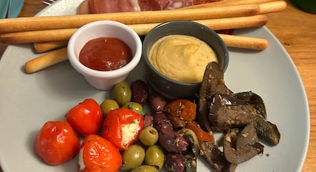 Por dentro da gastronomia do estádio do Liverpool: o que se come no Anfield?