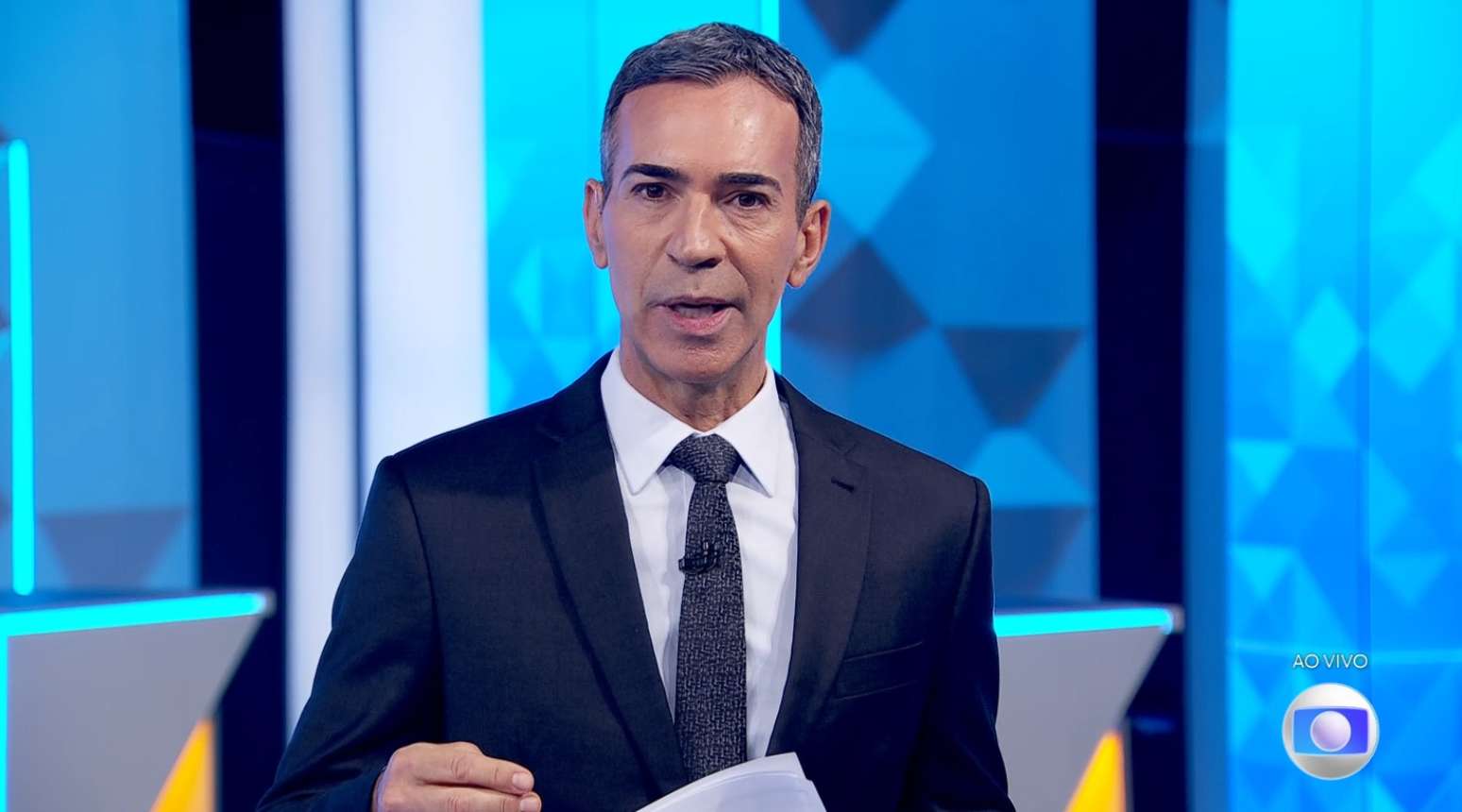 C&eacute;sar Tralli na entrada ao vivo no fim do 'JN' para comunicar o cancelamento do debate