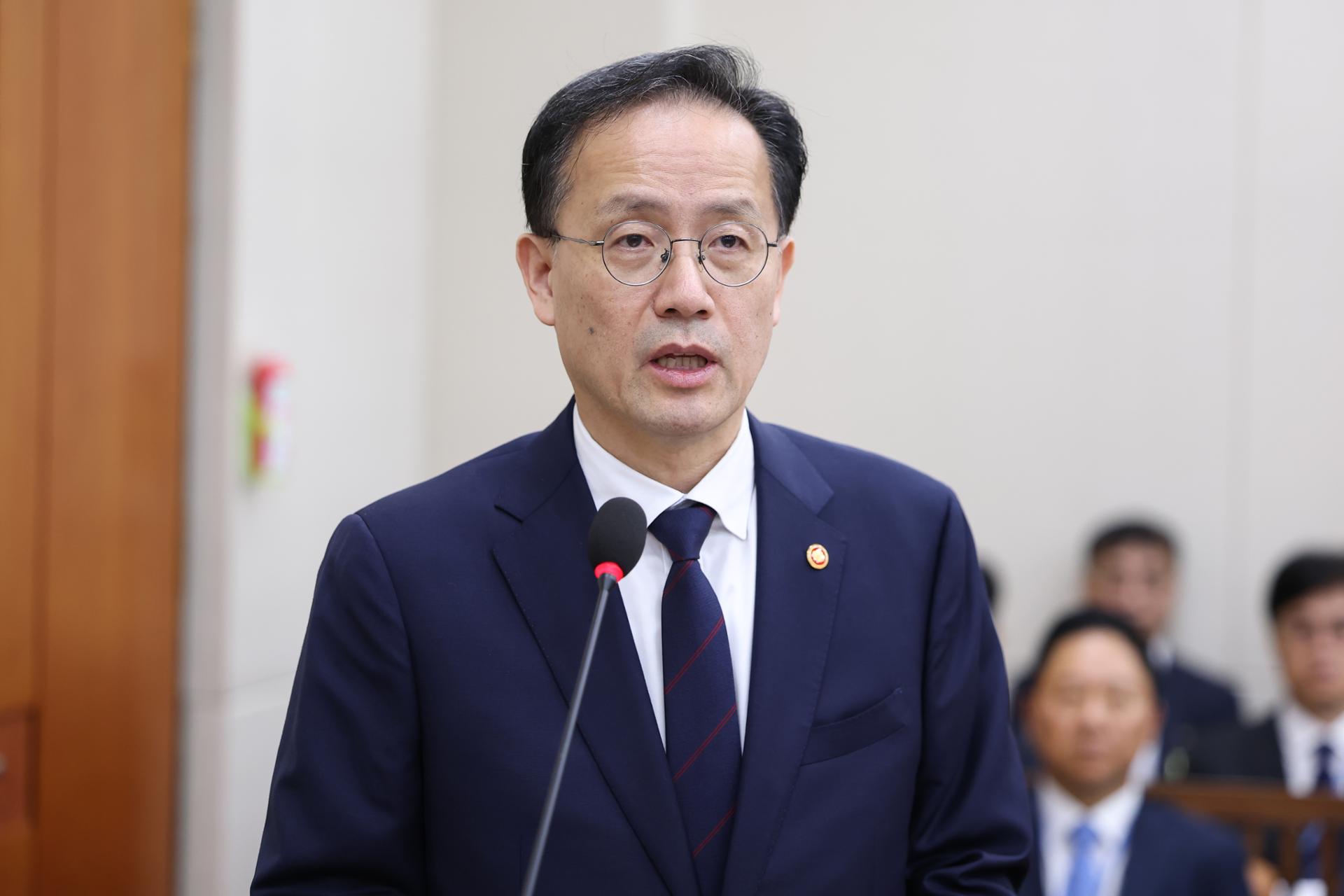 O ministro das Finanças promete esforços para conter a inflação e impulsionar o crescimento