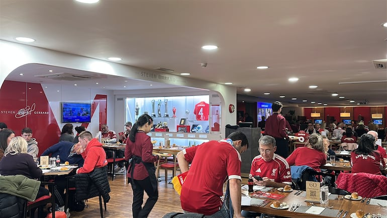 Por dentro da gastronomia do estádio do Liverpool: o que se come no Anfield?