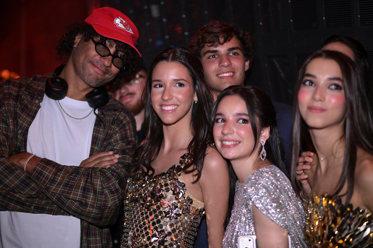 Rodeada de amigos, Marita Estevão festeja aniversário em noite inesquecível