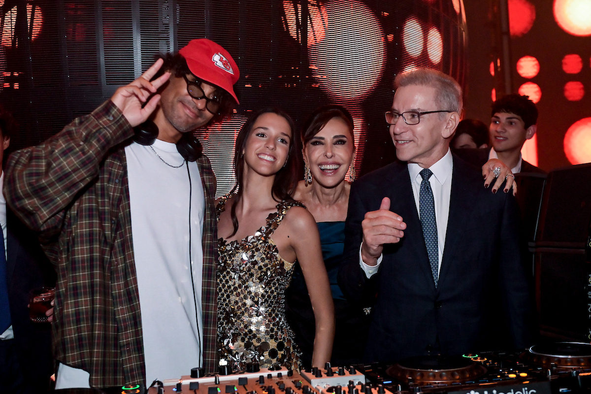 Rodeada de amigos, Marita Estevão festeja aniversário em noite inesquecível