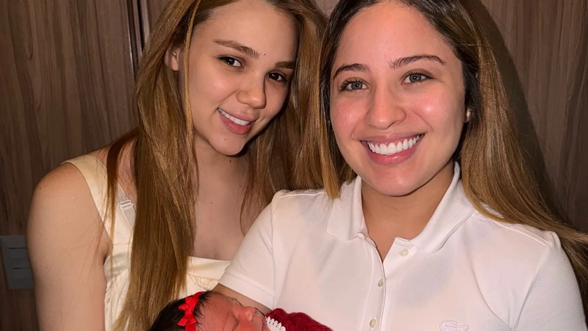 Esposa de Mari Fernández, Júlia Ribeiro mostra antes e depois do pós-parto