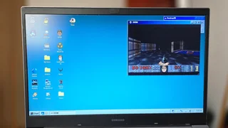 Simulador recria Windows 98 no navegador com internet discada e DOOM