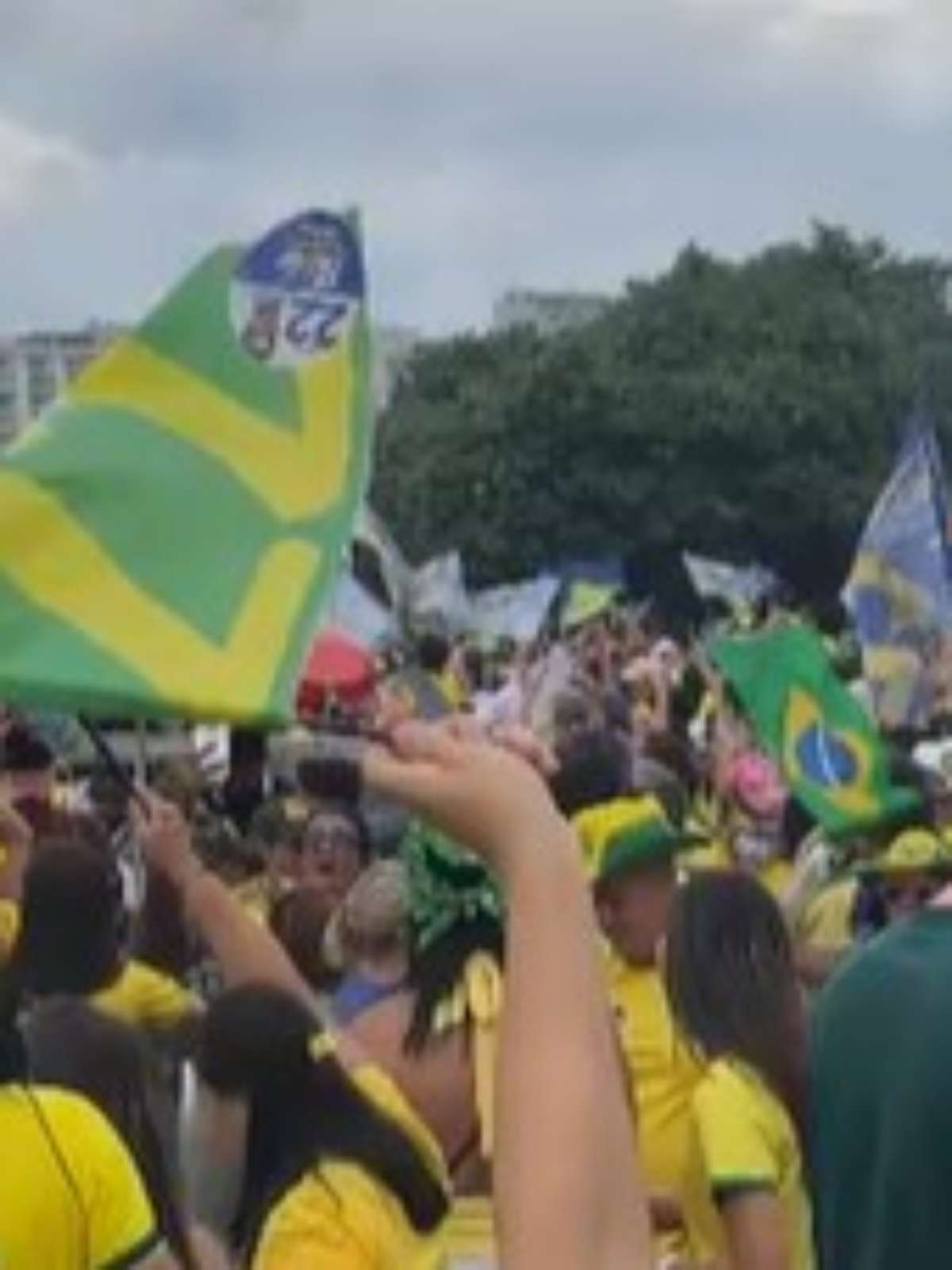 Flávio Bolsonaro reúne multidão no último ato no Rio e encerra manifestação com oração