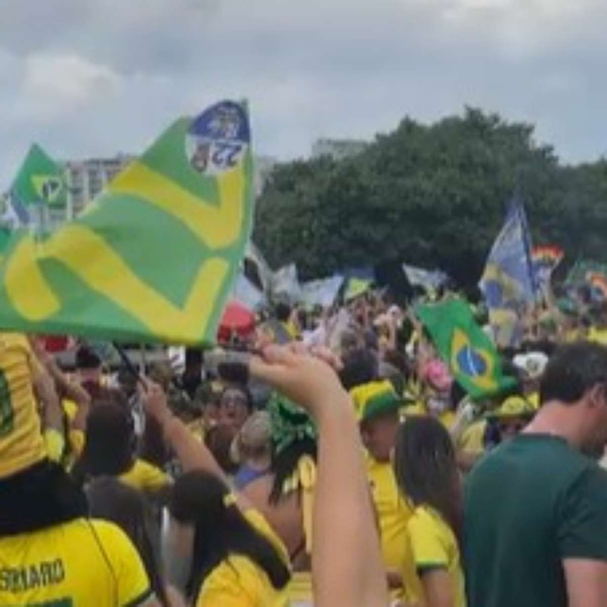 Flávio Bolsonaro reúne multidão no último ato no Rio e encerra manifestação com oração