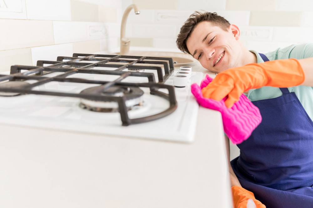 Lave grades e queimadores em água corrente com detergente neutro e, se preciso, deixar as peças de molho em água morna para soltar a sujeira pesada — Foto: Reprodução/Freepik