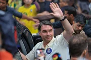 Aliados negam que Flávio tenha deixado o país