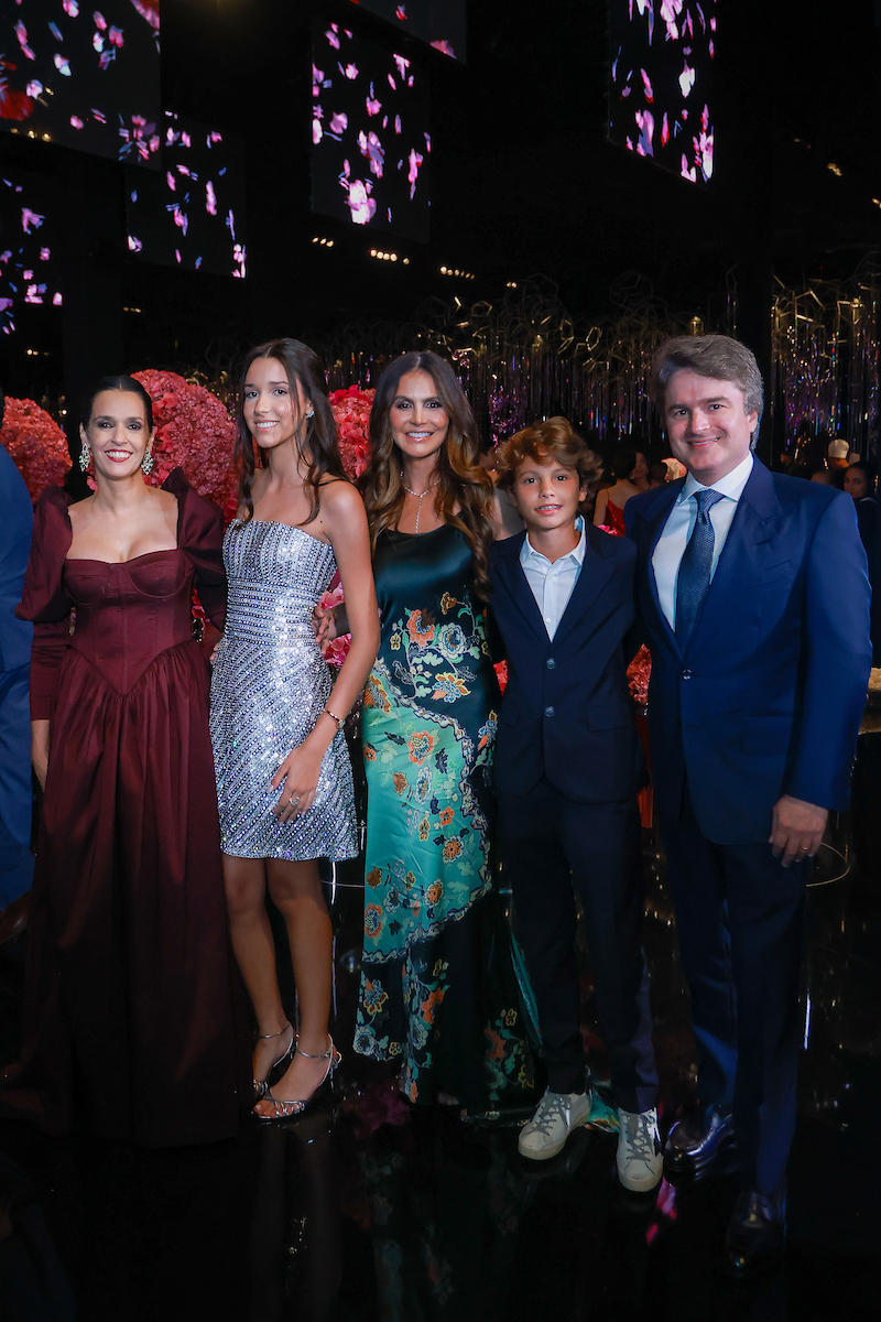 Rodeada de amigos, Marita Estevão festeja aniversário em noite inesquecível