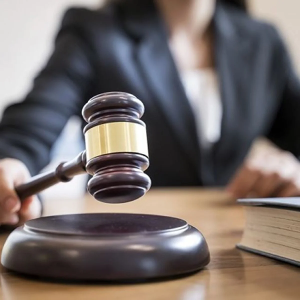 Mulher ganha indenização após cobrar salário atrasado e ser ameaçada em MG