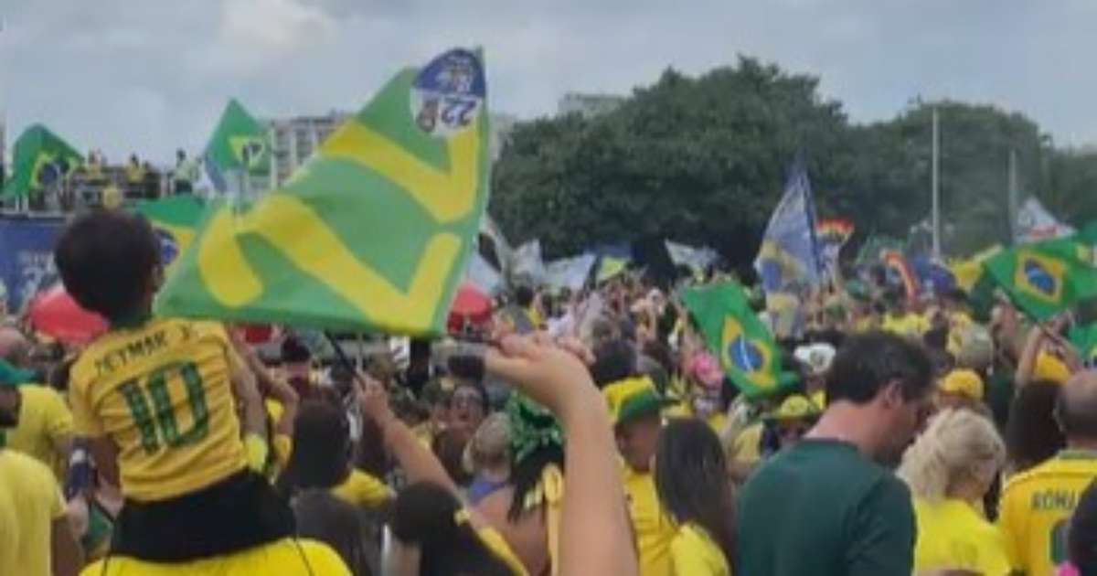 Flávio Bolsonaro reúne multidão no último ato no Rio e encerra manifestação com oração