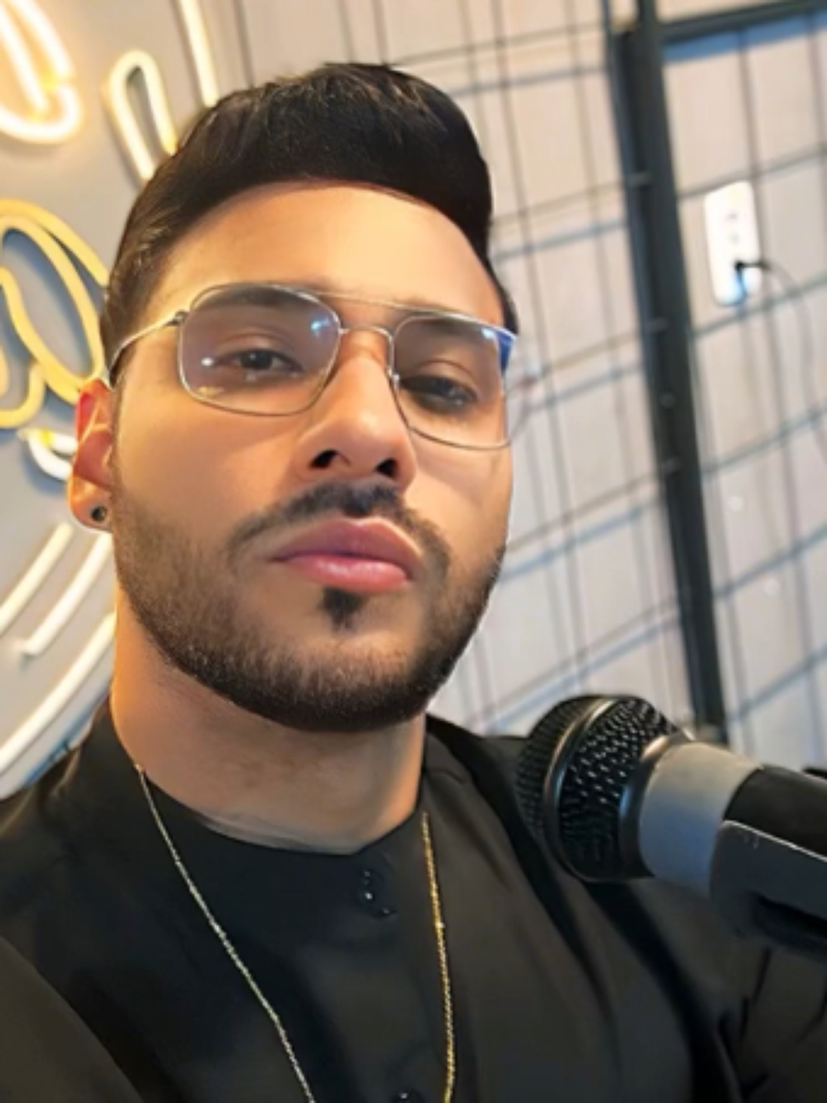 Suspeito de matar cantor sertanejo Alan Tons e companheira se apresenta à polícia no DF