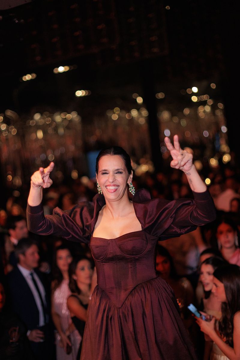 Rodeada de amigos, Marita Estevão festeja aniversário em noite inesquecível