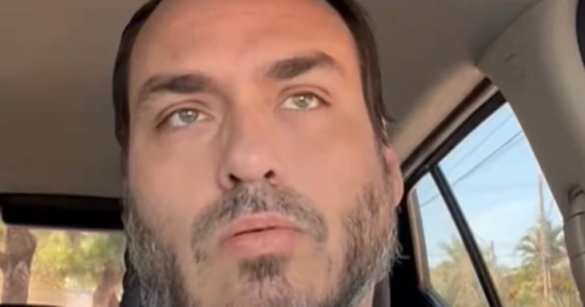 Carlos Bolsonaro visita o pai em prisão domiciliar em Brasília: ‘Está consciente, está bem’