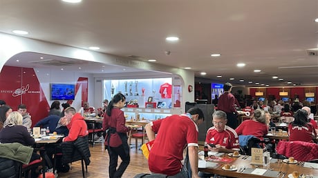 Por dentro da gastronomia do estádio do Liverpool: o que se come no Anfield?