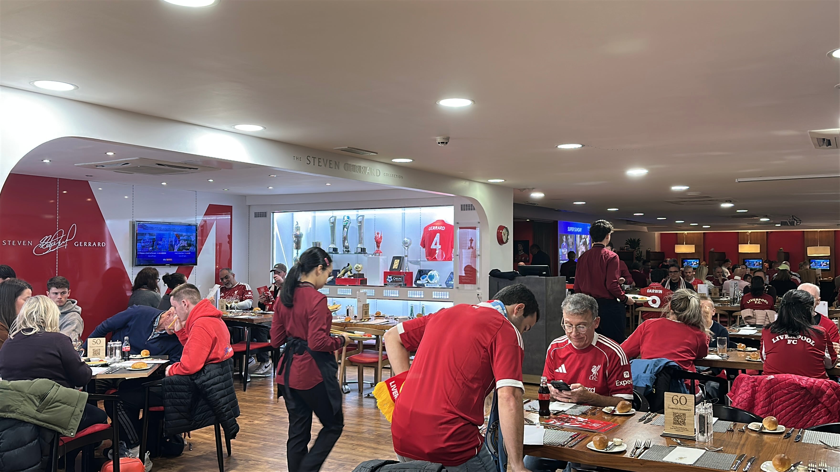 Por dentro da gastronomia do estádio do Liverpool: o que se come no Anfield?
