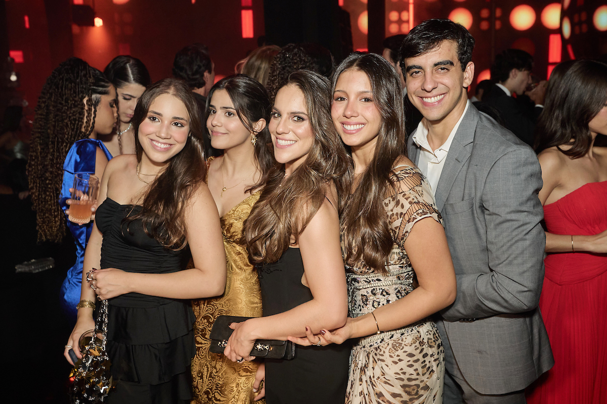 Rodeada de amigos, Marita Estevão festeja aniversário em noite inesquecível